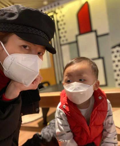 蔡少芬晒与小儿子外出照,蔡少芬带三个孩子和婆婆