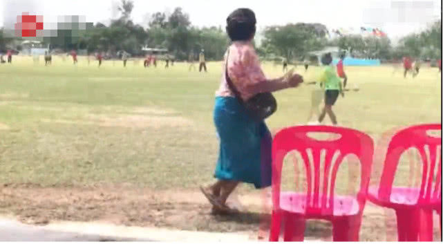 奶奶为孙子们加油,爷爷奶奶给孙子加油