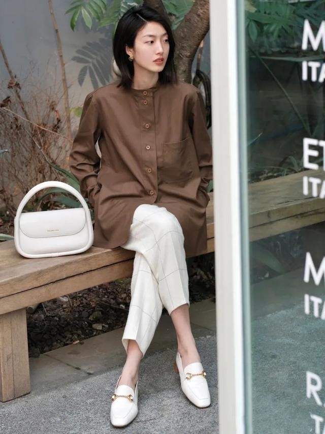 秋冬乐福鞋女款怎么搭配,秋天别穿小白鞋了今年流行乐福鞋