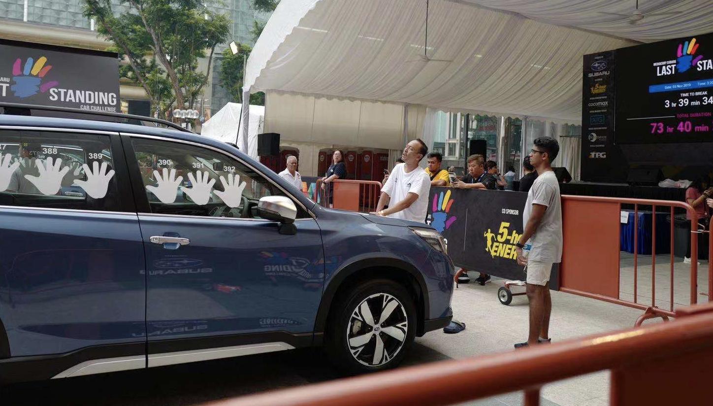 这个人把手摸在车上超过3天3夜赢了一辆车你觉得你行不？