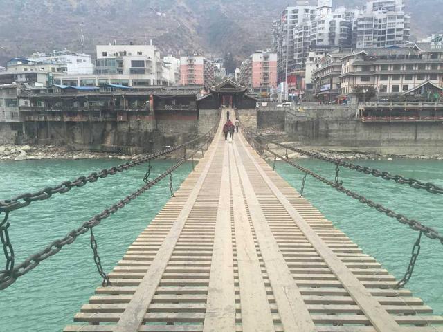 泸定桥上的铁索铁环是怎么悬空的,泸定桥上的大铁环是怎么修上去的