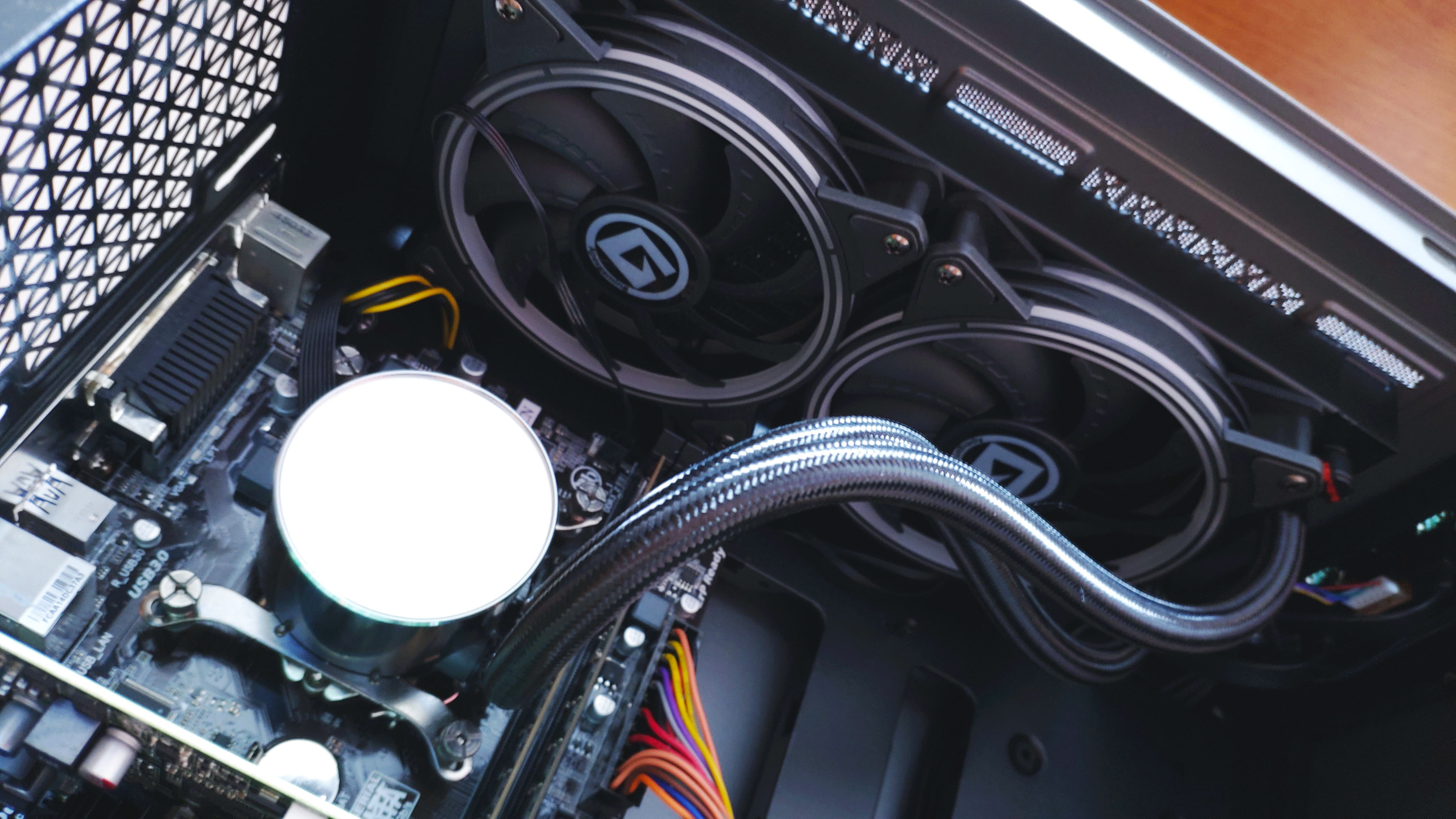 温度把握得住,PWM冷头带温显,艾湃电竞TITAN240PRO水冷装机