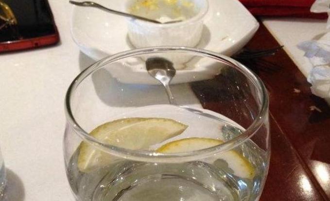 吃西餐服务员会上两杯柠檬水吗 (吃西餐有一杯柠檬水是干嘛用的)