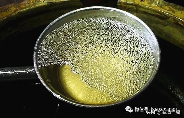 白酒为什么会从黄色变成无色,白酒呈黄色是真酒吗