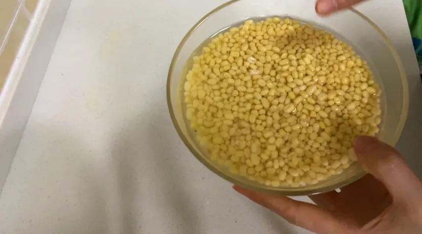 夏日解暑的绿豆凉糕非常香甜软糯,绿豆糕怎么做细腻不开裂