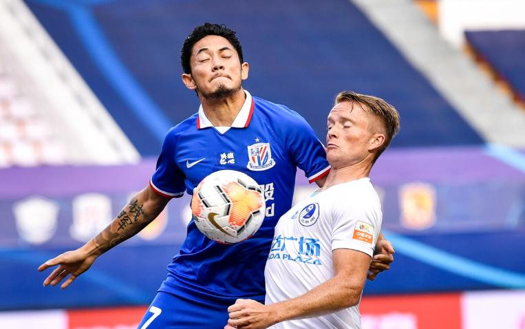 昨晚中超联赛上演“胸出没”,“胸打”造争议点球“胸二”乌龙