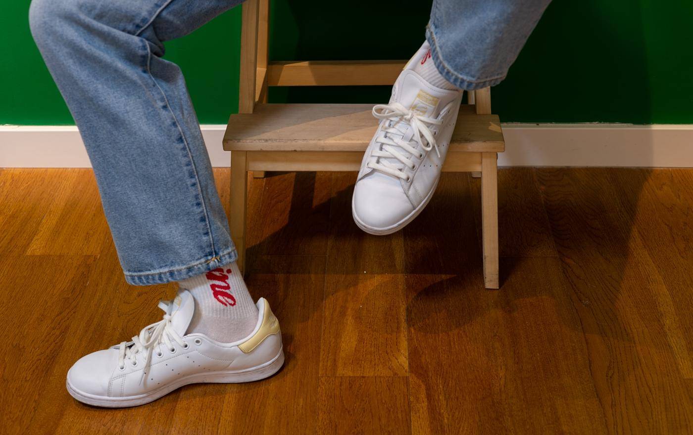 阿迪vs耐克足球鞋,阿迪和耐克小白鞋哪个好