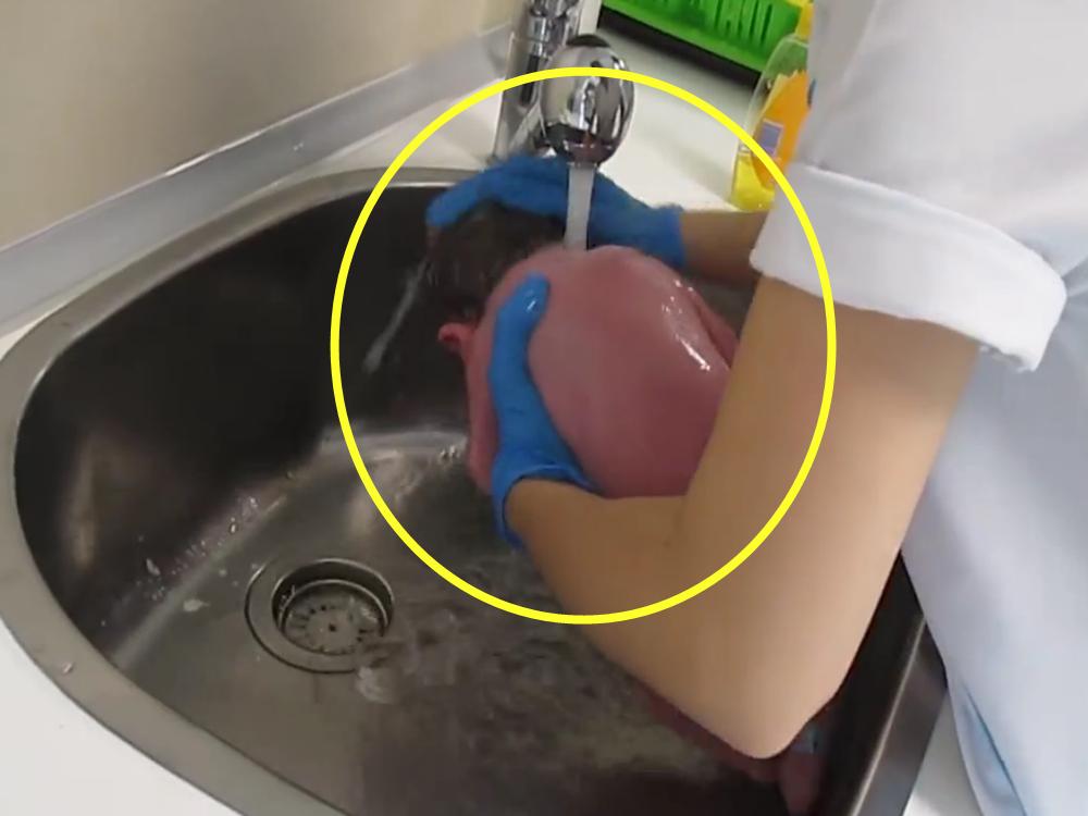 给新生儿宝宝洗澡应该注意什么,如何给新生儿洗澡才正确