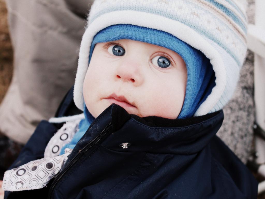 孩子手脚脱皮是缺什么,小孩子手脚脱皮是缺什么吗