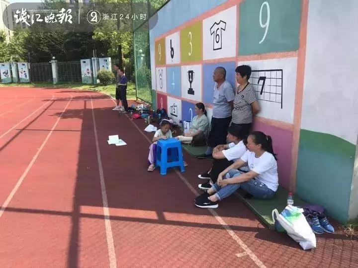 在40度的高温下遛娃的一天,36度高温带着孩子爬山