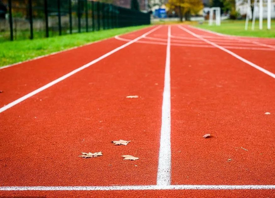 塑胶跑道分为哪几种类型,塑胶跑道常见质量问题及解决方案