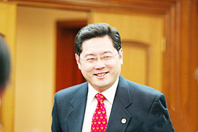 秦刚正式接任驻美大使，澳媒：他气场强大，记者会的表现令人折服