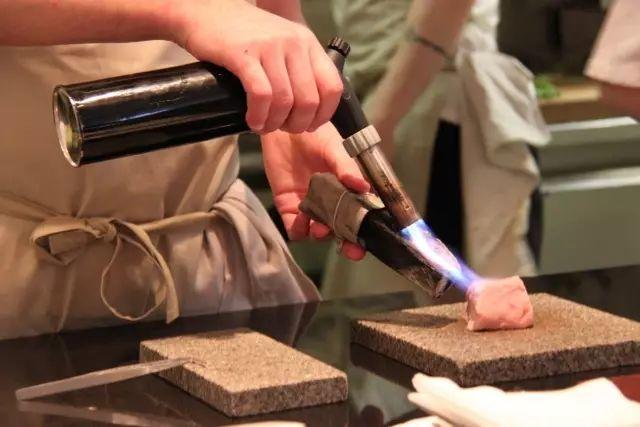 深夜除了晒烤串，还能晒太阳