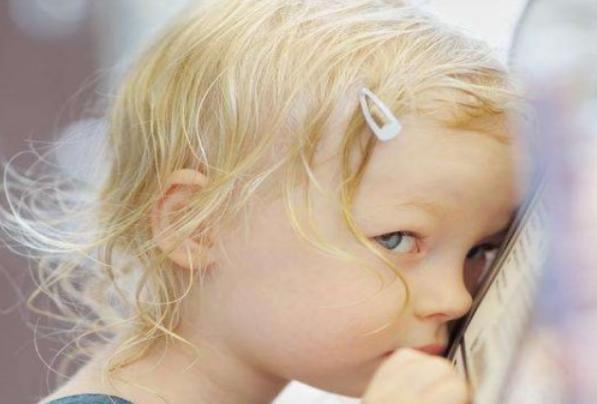 孩子内向腼腆的性格怎样去改变,如何克服孩子的腼腆