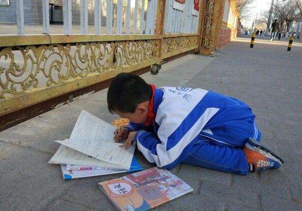 孩子写作业拖拉磨蹭家长生气,小孩写作业拖拖拉拉又喜欢哭