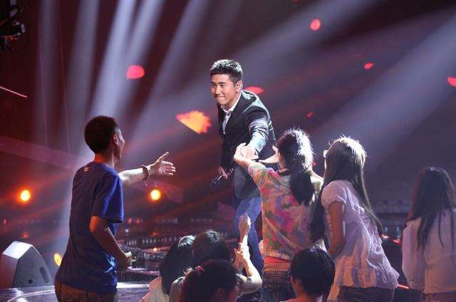 香港男歌手张学友演唱秋意浓歌曲,张学友经典老歌视频完整版秋意浓