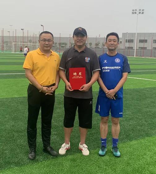 济南大学青岛校友足球队特聘乔伦指导为球队教练