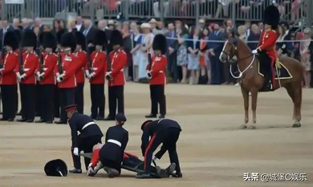 同为皇家卫队，同是意外晕倒，泰王室的处理与英王室却截然不同