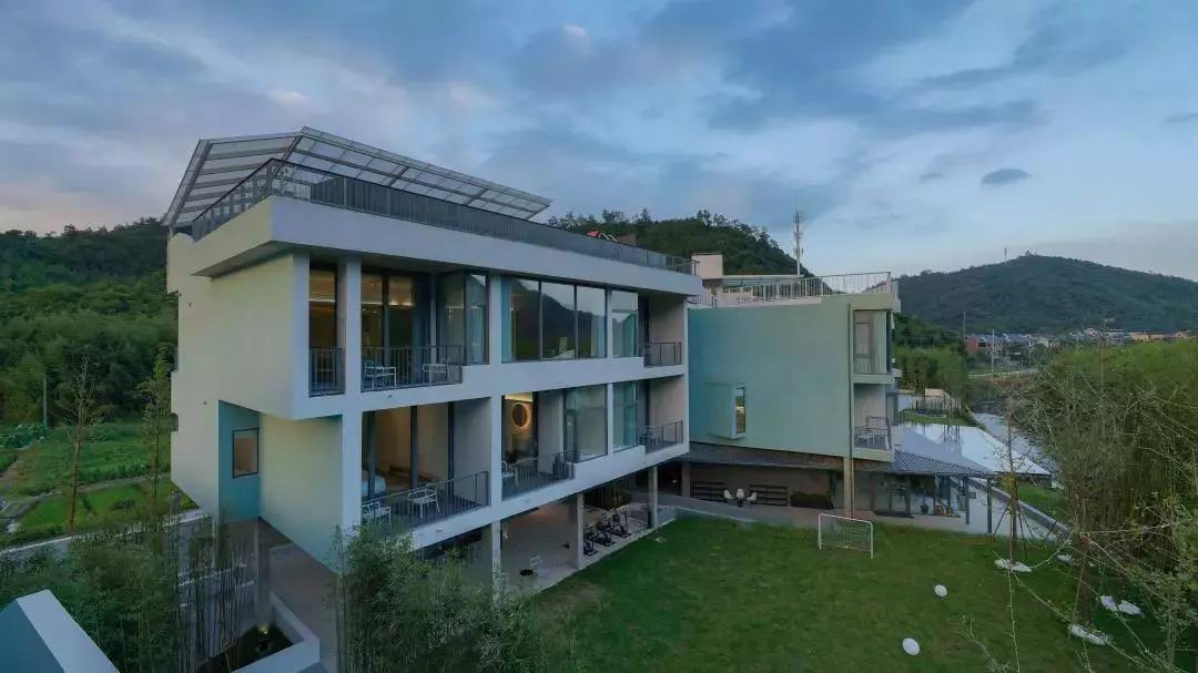 重回校园体验青春懵懂,重回校园体验大学生