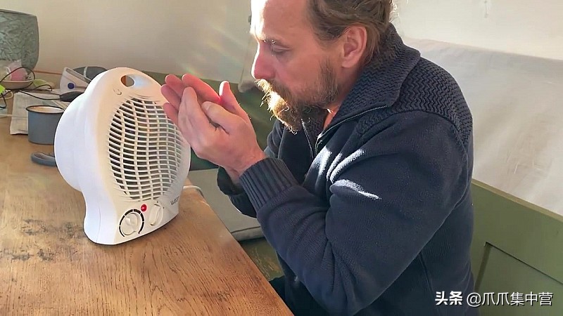 宠物松鼠当妈妈了，好心帮它清理小窝，它却把松鼠宝宝扔了？