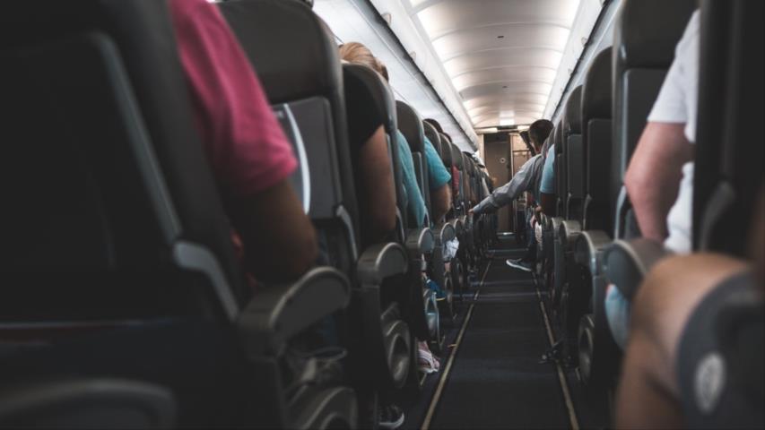 坐飞机可以带几个包进经济舱,胖子坐飞机有影响吗