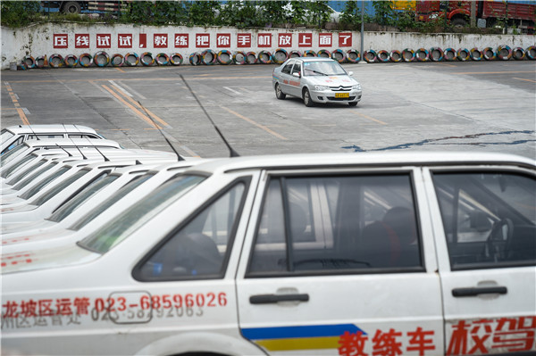 重庆一驾校因标语成网红学过车的你，一定是笑中带泪吧？