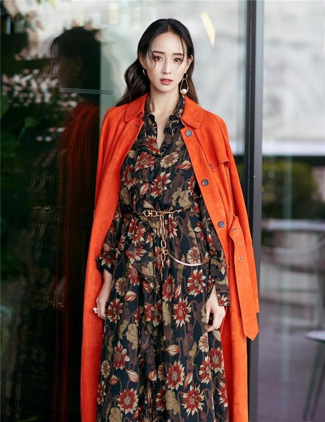 女人穿衣别太花哨,女人穿衣服怎样穿出高级感