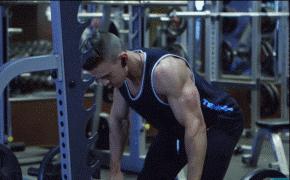 16岁小伙健身一年成肌肉男,78斤独臂独腿小伙健身增肌到130斤