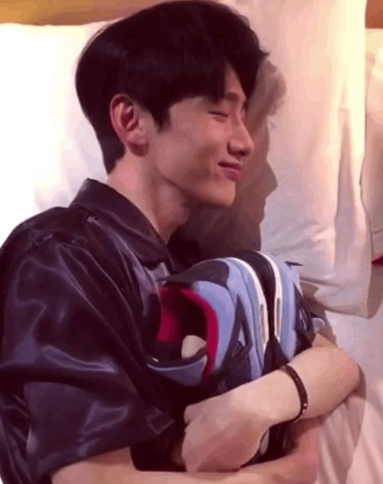 白敬亭代言的安踏鞋的同款,白敬亭同款安踏霸道篮球鞋灰色