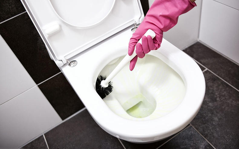 马桶被大便堵塞严重疏通小窍门,马桶老化怎么去除污垢小妙招