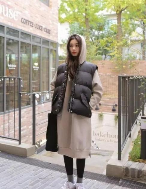 冬天时尚白色羽绒马甲穿搭,时尚百搭高档羽绒马甲穿出气质