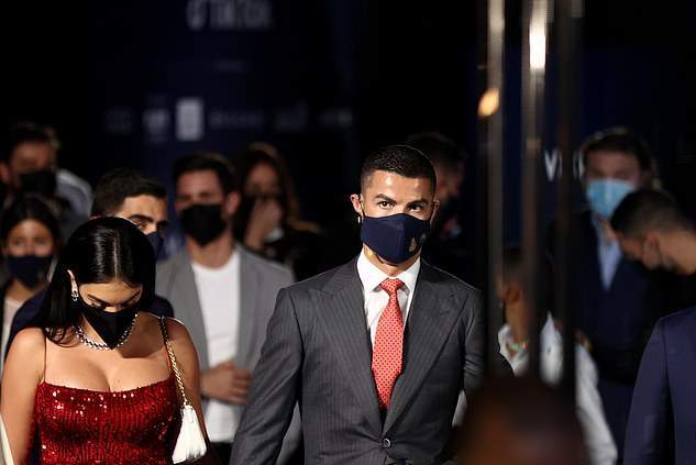 c罗和未婚妻秀恩爱,c罗和女友乔治娜颁奖典礼