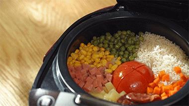 电饭煲生存指南，一键做一只番茄饭+蜜汁鸡翅+香软蛋糕