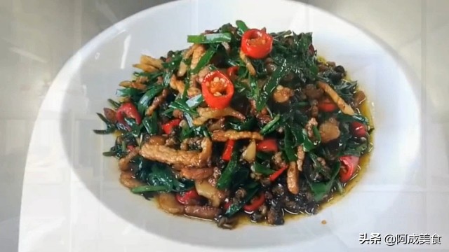 厨师长教做鱿鱼炒韭菜,大厨做美食韭菜炒鸡蛋