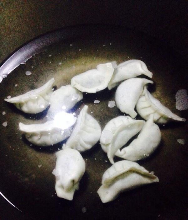 煮饺子时是冷水下锅还是热水下锅,煮饺子是冷水下锅还是热水下锅好