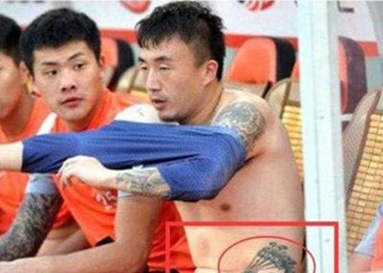 为什么足球运动员喝水把水吐出来,为什么足球运动员喝水要吐出来