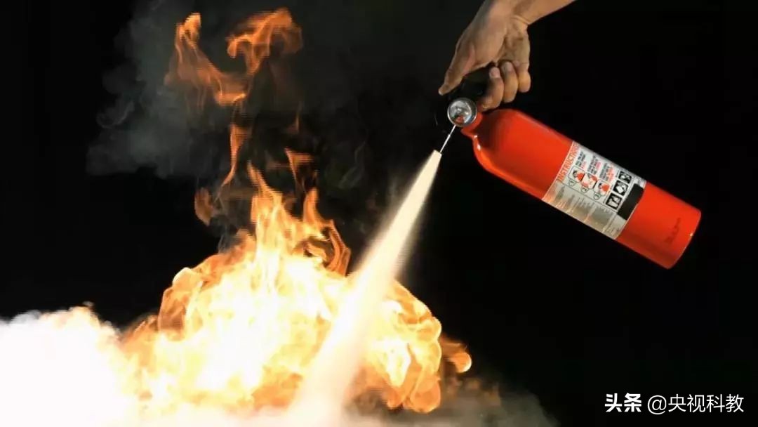 油锅着火不要慌,油锅起火时不正确的扑救方法