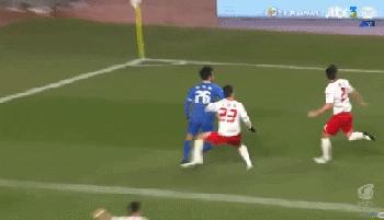 躺枪!K联赛惊现杀人式爆头犯规,韩媒:这分明是中国的功夫足球