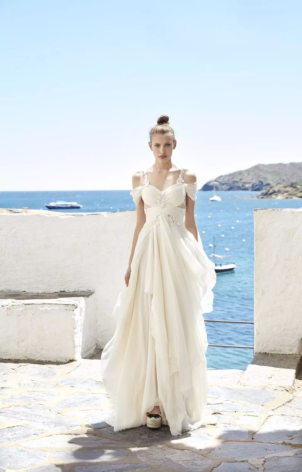 yolancris品牌一套婚纱多少钱,西班牙高定yolancris黑丝绒礼服