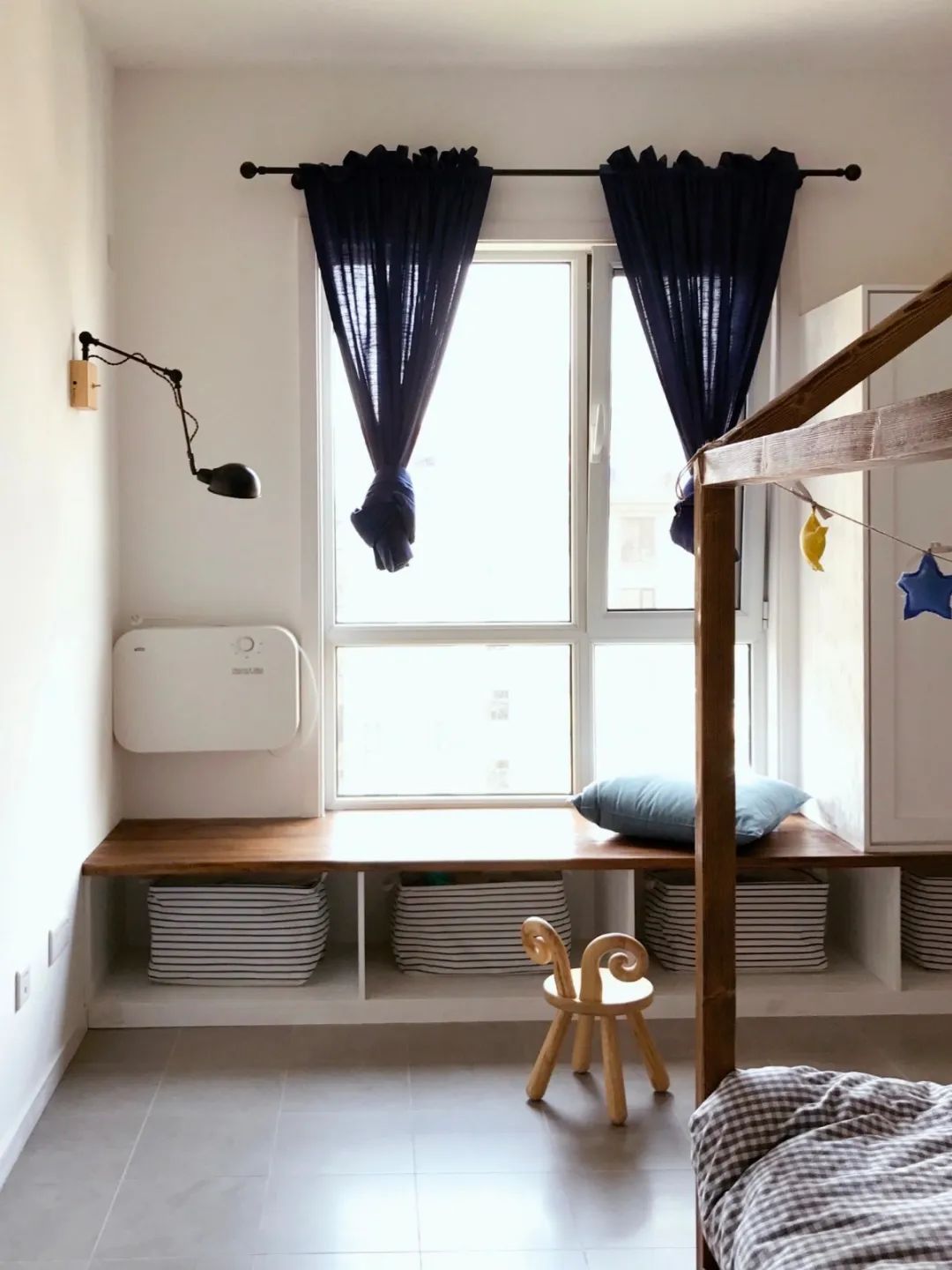 不顾后果砸掉飘窗,锤子砸下去瞬间,她们就后悔了