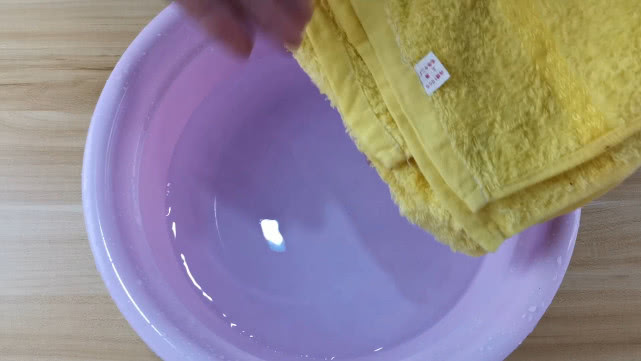 夏季用的毛巾粘滑怎么能洗干净,怎么洗毛巾又滑又臭