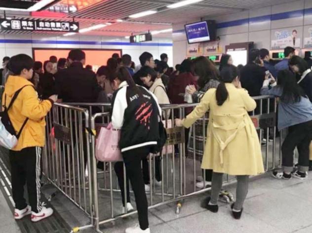 地铁小孩喊妈妈后续视频,地铁上小孩大喊