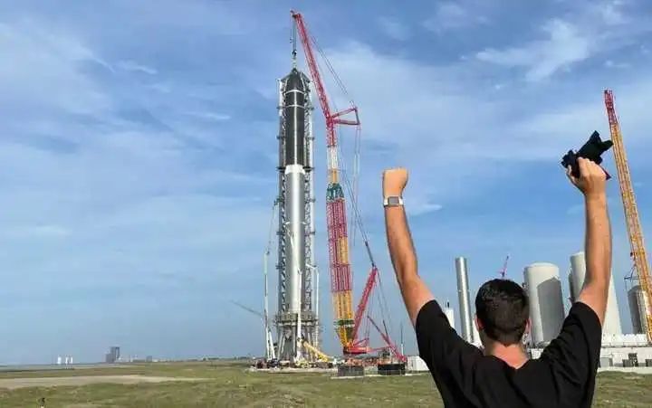 王者吊司出没！人类史上最大火箭吊装