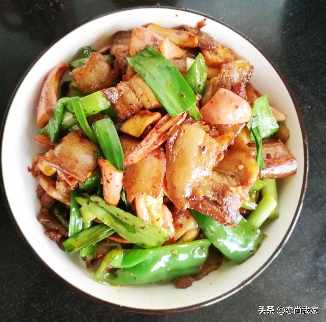 这个农家小炒菜，用萝卜干和猪肉一起炒，下饭就是香，肉贵也要吃