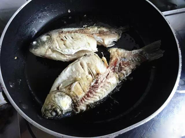 煎鱼怎么不破皮又香酥,煎鱼不粘锅教你正确煎鱼方法