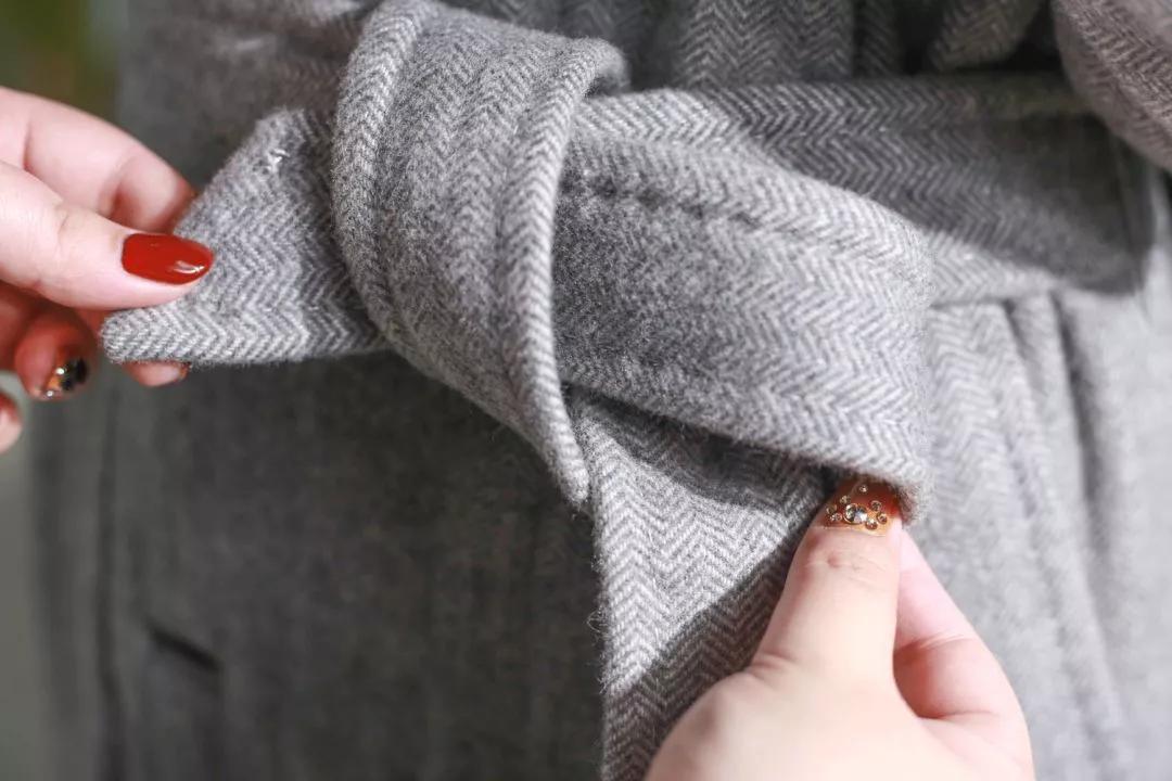 皮风衣腰带后面系法,风衣后面的腰带怎么系好看