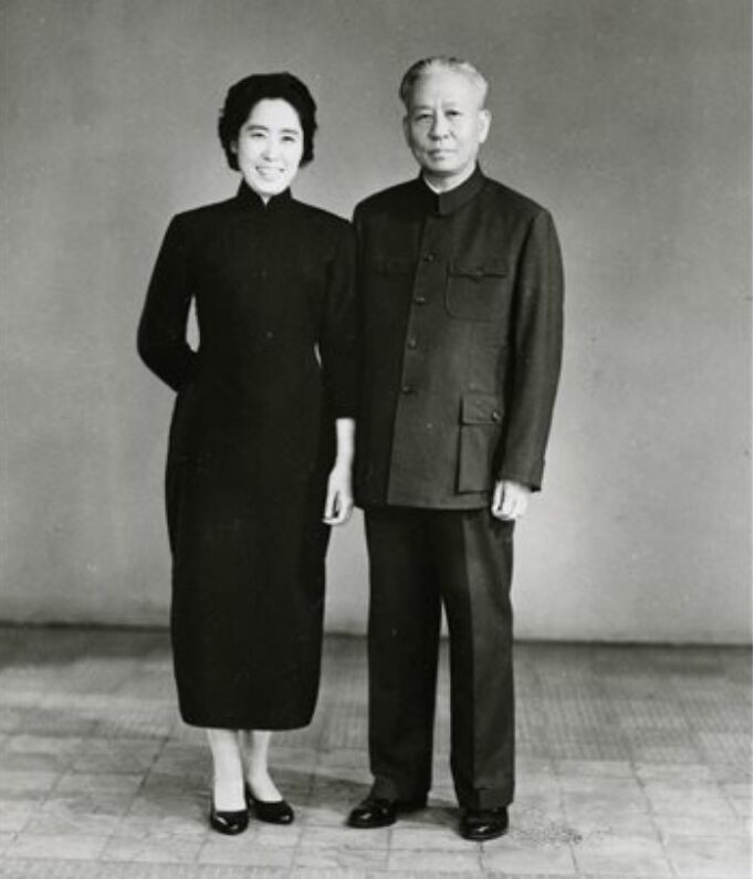 1961年,*少奇刘**参观韶山冲,指着毛主席故居门匾说道:这个字不妥