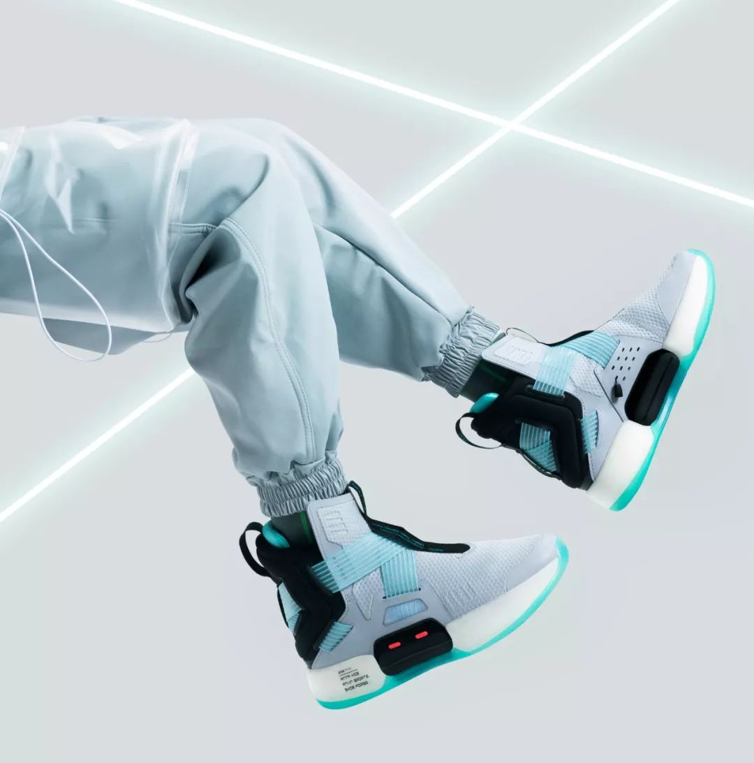 安踏充气蓄能舱篮球鞋,安踏底部有很多透气孔的鞋