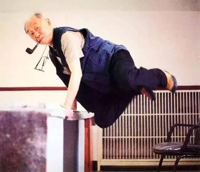 他96岁调侃这个世界，“趁我没死，快来夸我”，衣袖一挥暗香涌动