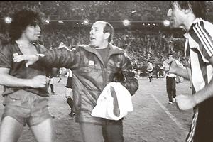 马拉多纳被踢倒多少次,马拉多纳最后一次踢河床